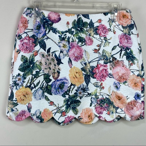 Very J Floral Scalloped Edge Mini Skirt. Size: Medium - Picture 3 of 9
